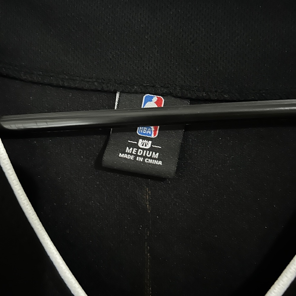 NBA Cropped Black Bulls Jersey - Picture 2 of 3